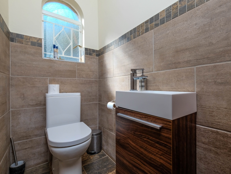 5 Bedroom Property for Sale in Lammermoor Gauteng