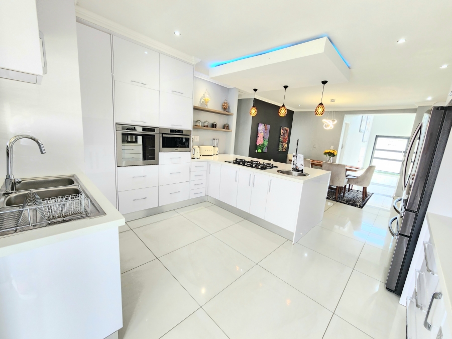 To Let 4 Bedroom Property for Rent in Blue Hills Gauteng