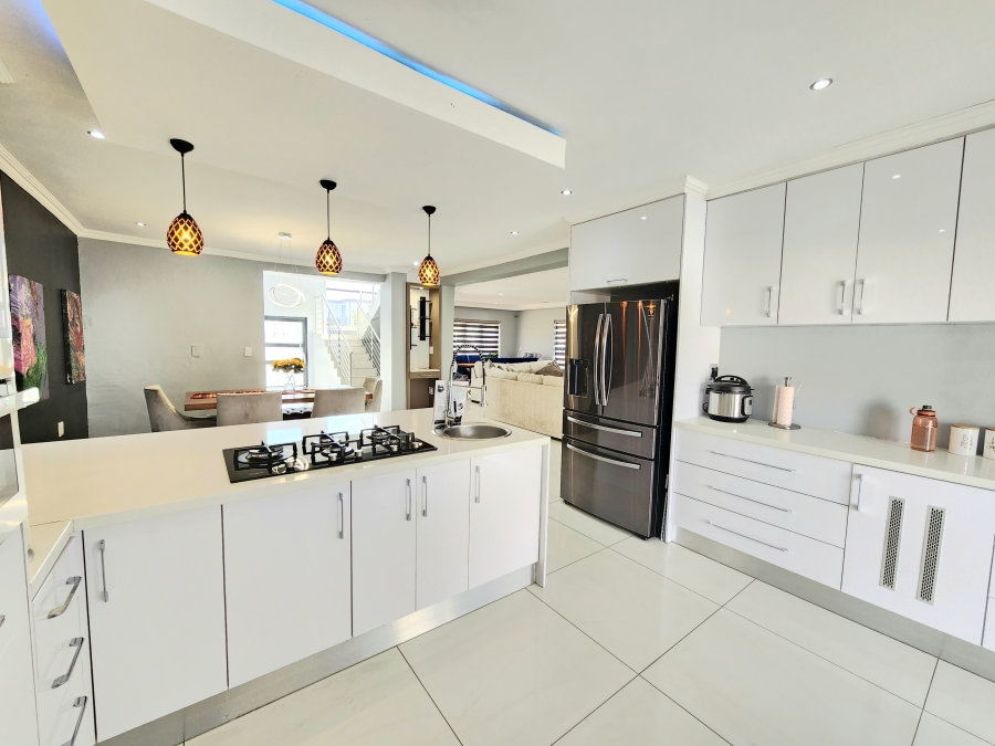 To Let 4 Bedroom Property for Rent in Blue Hills Gauteng