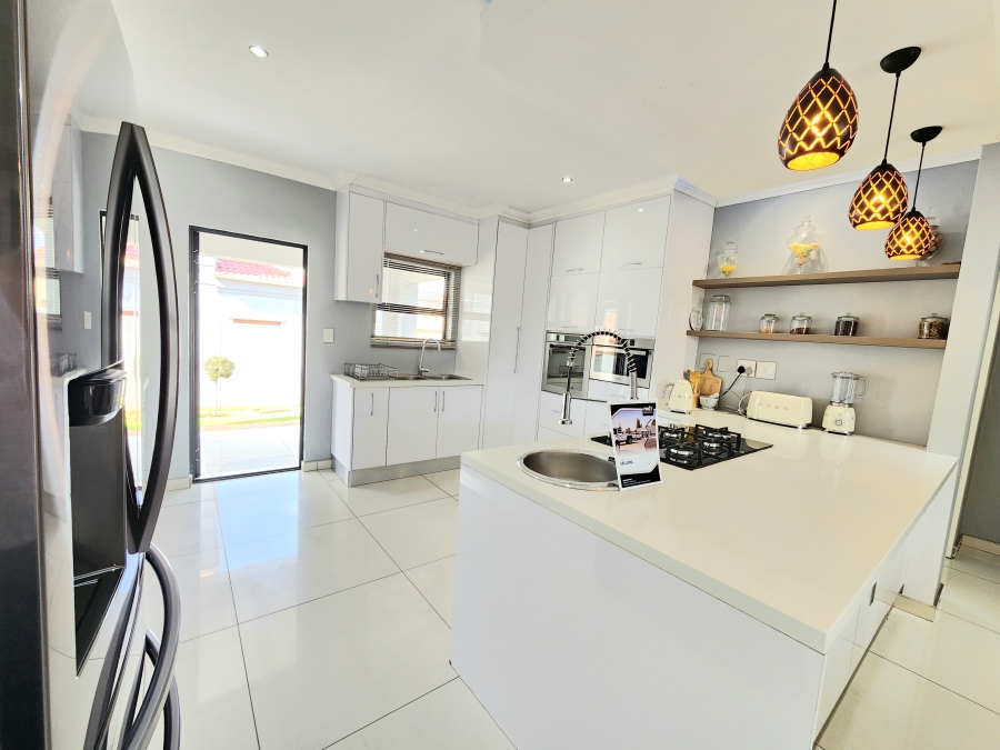 To Let 4 Bedroom Property for Rent in Blue Hills Gauteng