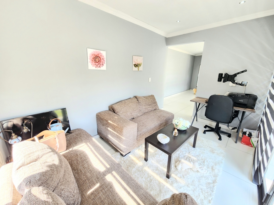 To Let 4 Bedroom Property for Rent in Blue Hills Gauteng