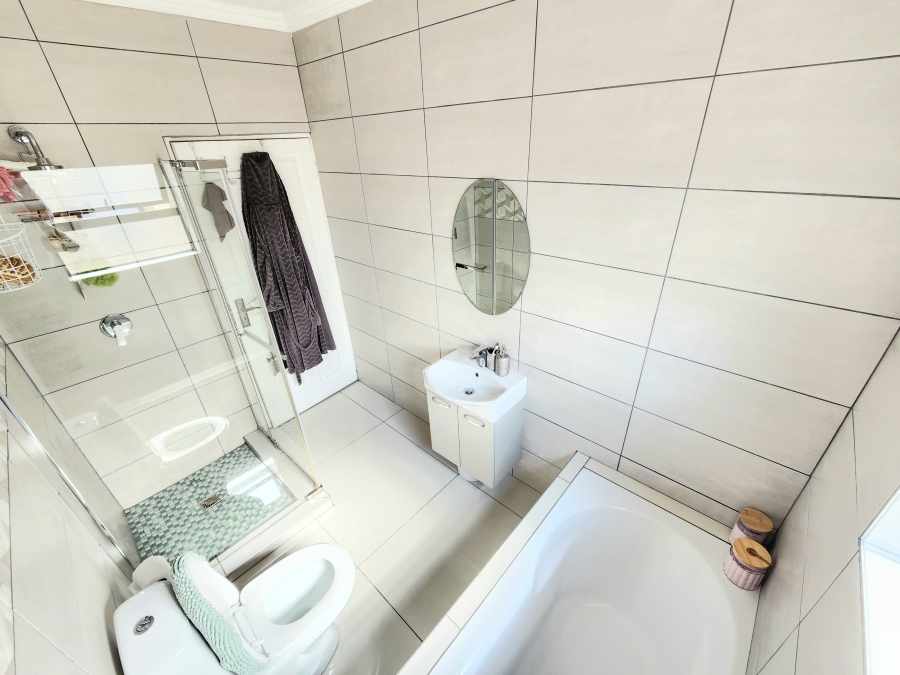 To Let 4 Bedroom Property for Rent in Blue Hills Gauteng