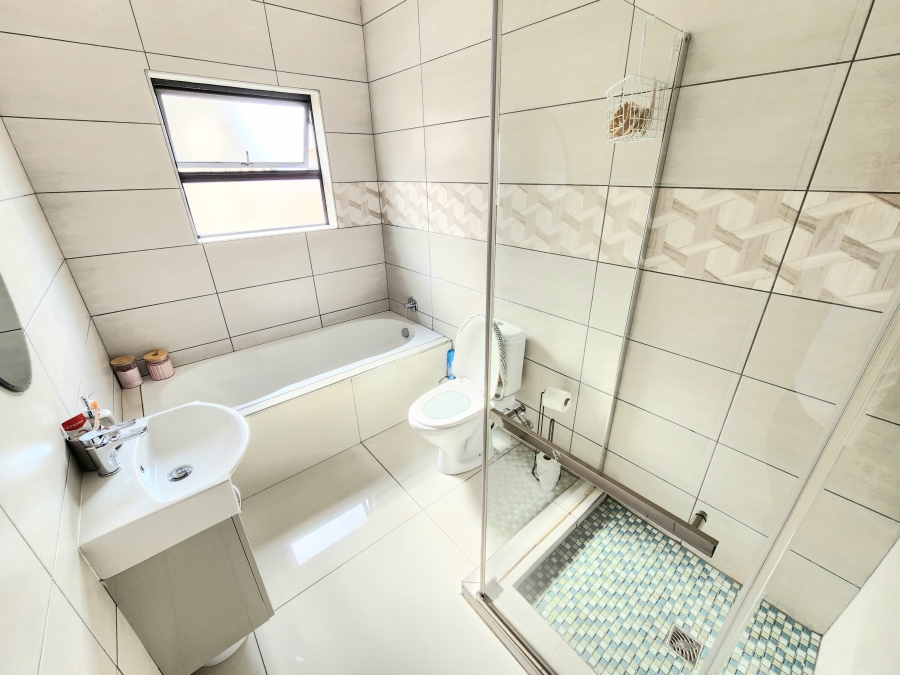 To Let 4 Bedroom Property for Rent in Blue Hills Gauteng