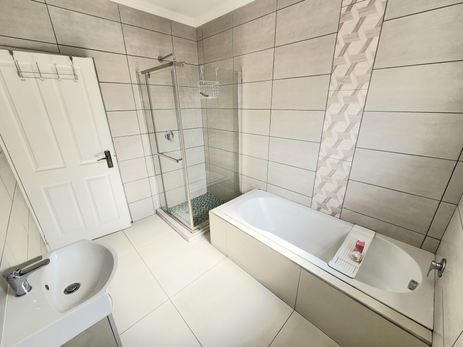 To Let 4 Bedroom Property for Rent in Blue Hills Gauteng