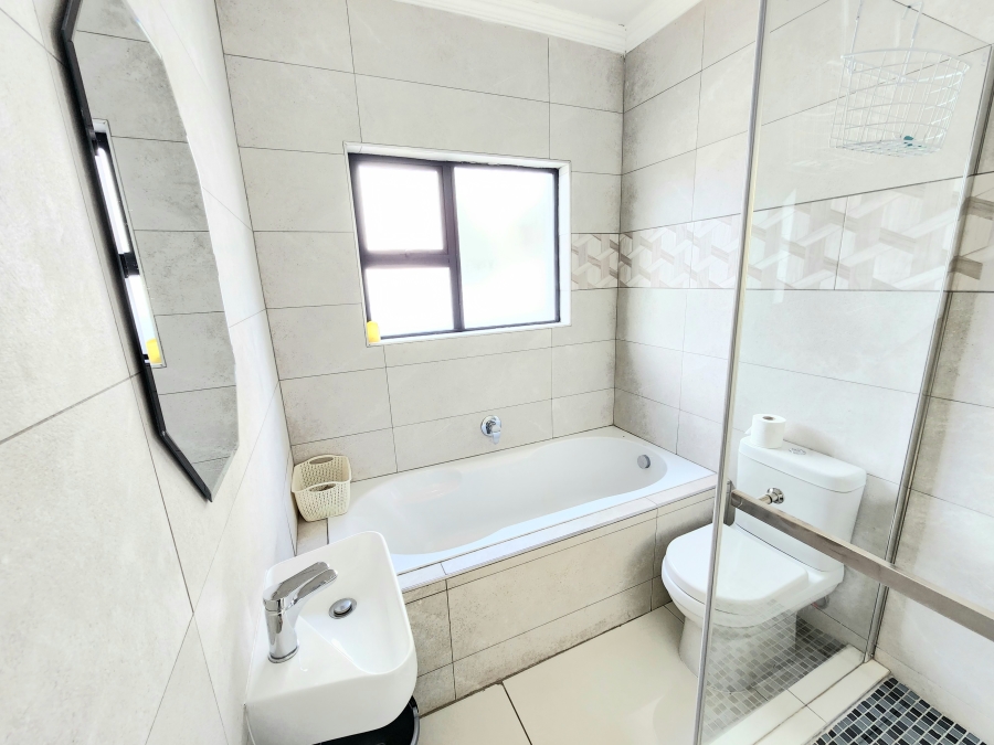 To Let 4 Bedroom Property for Rent in Blue Hills Gauteng