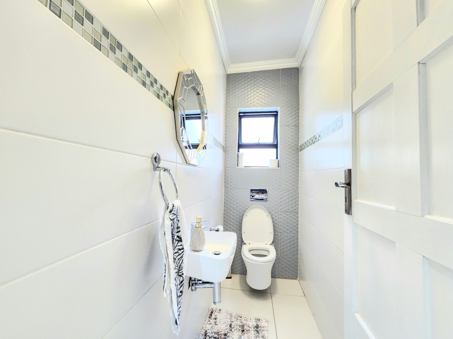 To Let 4 Bedroom Property for Rent in Blue Hills Gauteng