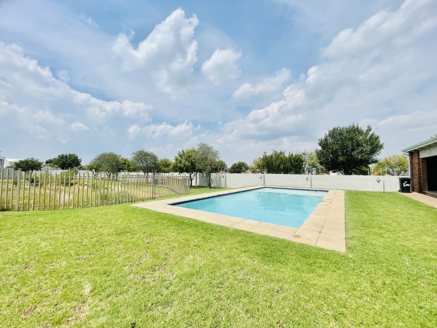 2 Bedroom Property for Sale in Blue Hills Gauteng