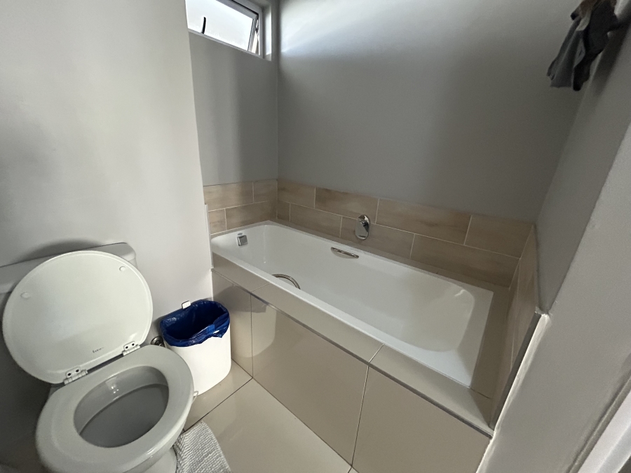 2 Bedroom Property for Sale in Blue Hills Gauteng