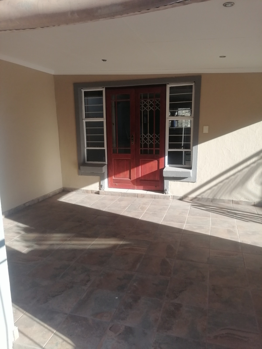5 Bedroom Property for Sale in Glen Marais Gauteng