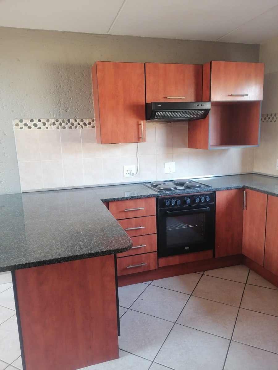 5 Bedroom Property for Sale in Glen Marais Gauteng