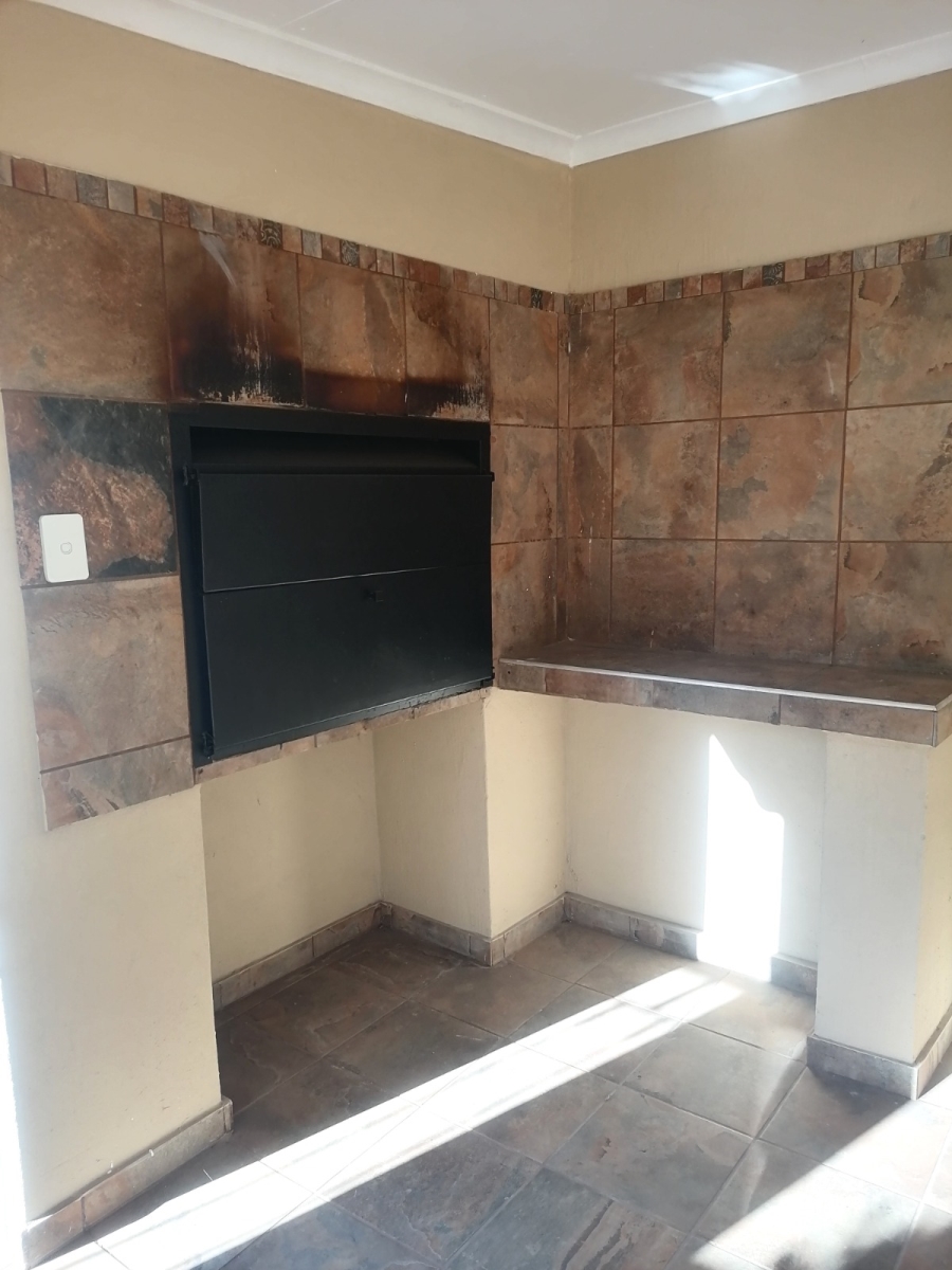 5 Bedroom Property for Sale in Glen Marais Gauteng