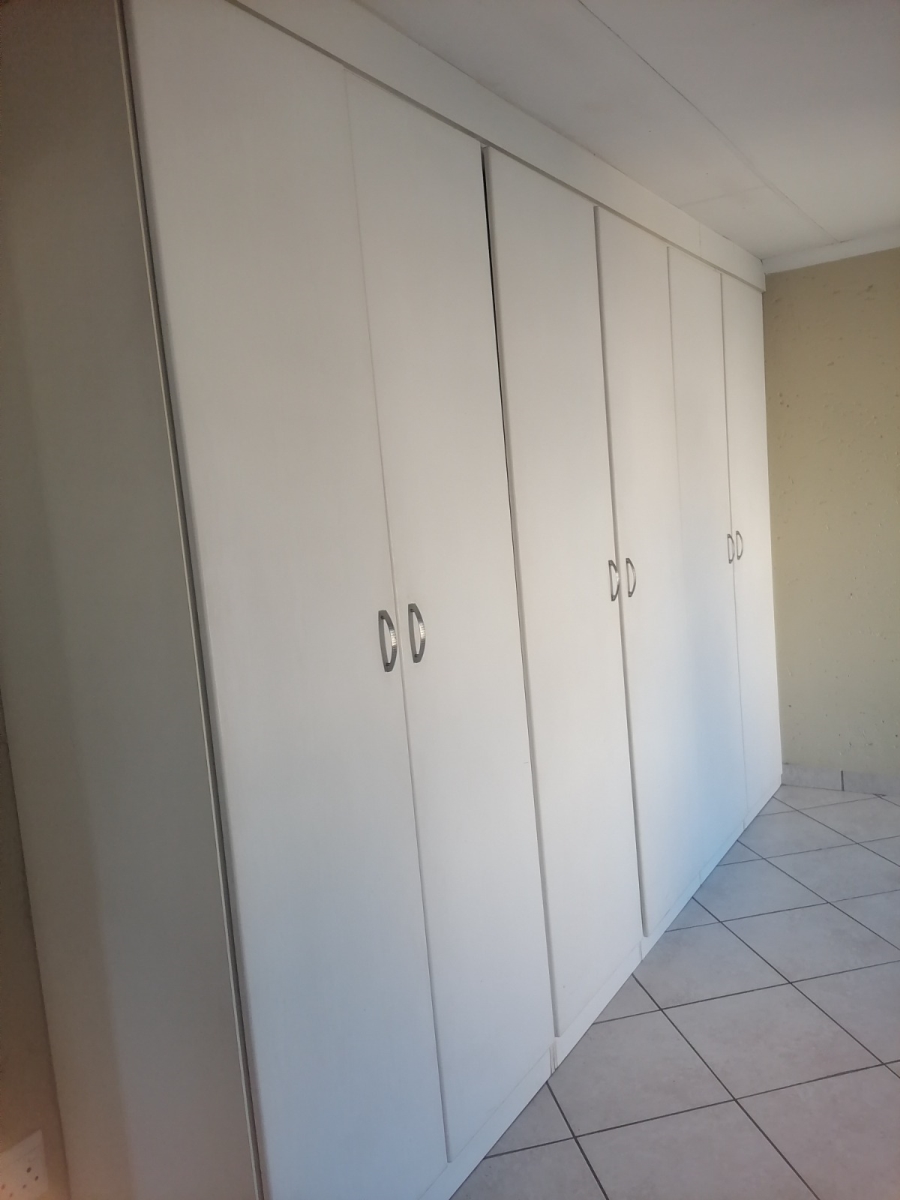 5 Bedroom Property for Sale in Glen Marais Gauteng