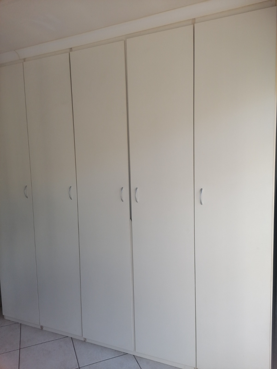 5 Bedroom Property for Sale in Glen Marais Gauteng
