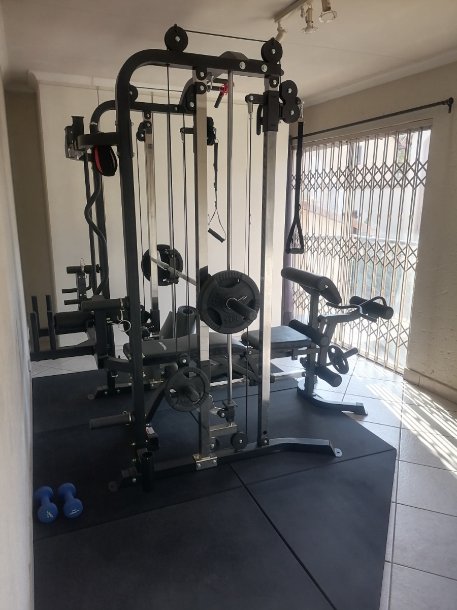 5 Bedroom Property for Sale in Glen Marais Gauteng