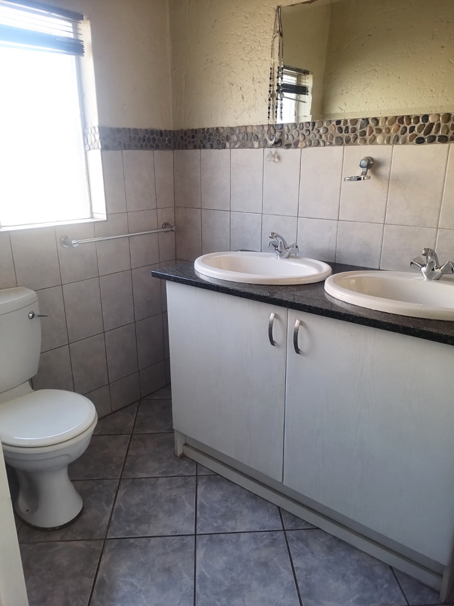 5 Bedroom Property for Sale in Glen Marais Gauteng
