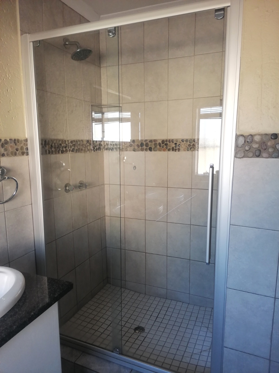 5 Bedroom Property for Sale in Glen Marais Gauteng