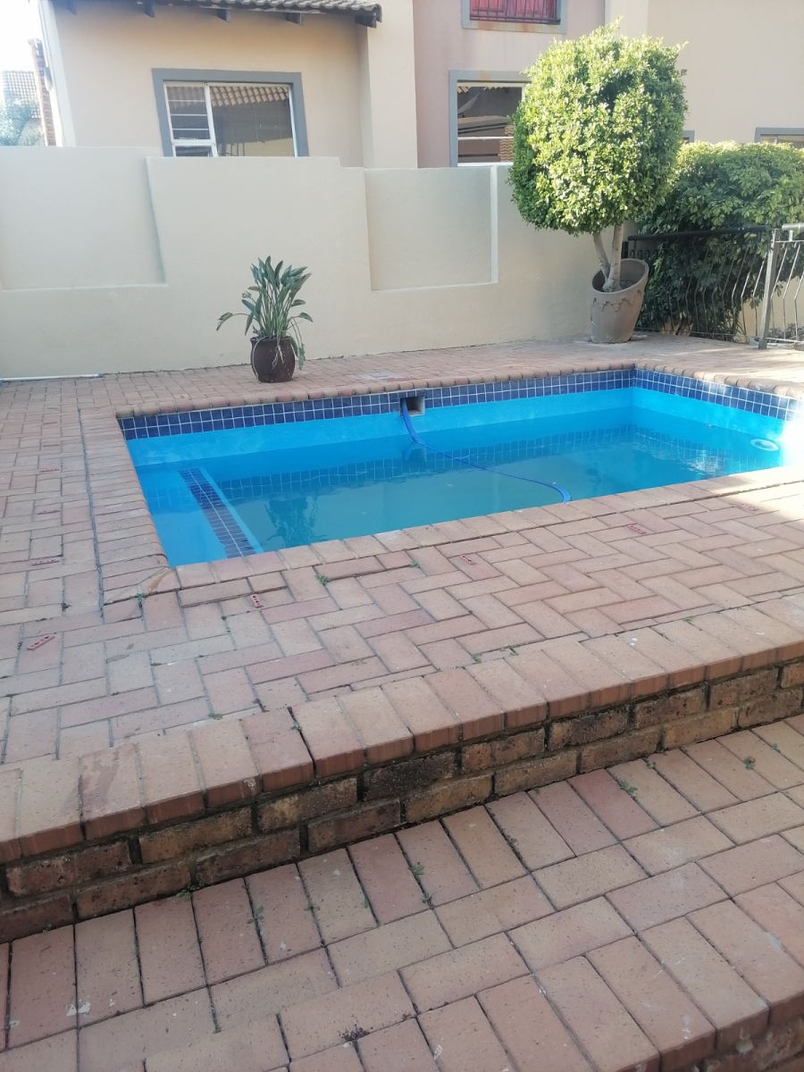 5 Bedroom Property for Sale in Glen Marais Gauteng