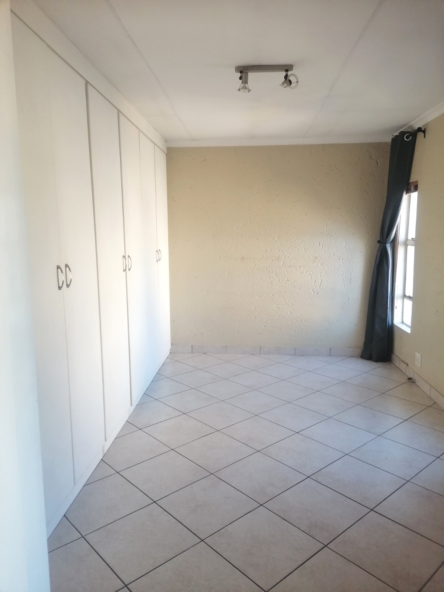 5 Bedroom Property for Sale in Glen Marais Gauteng