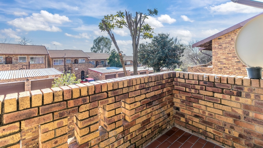 2 Bedroom Property for Sale in Buccleuch Gauteng