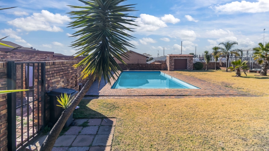 2 Bedroom Property for Sale in Buccleuch Gauteng
