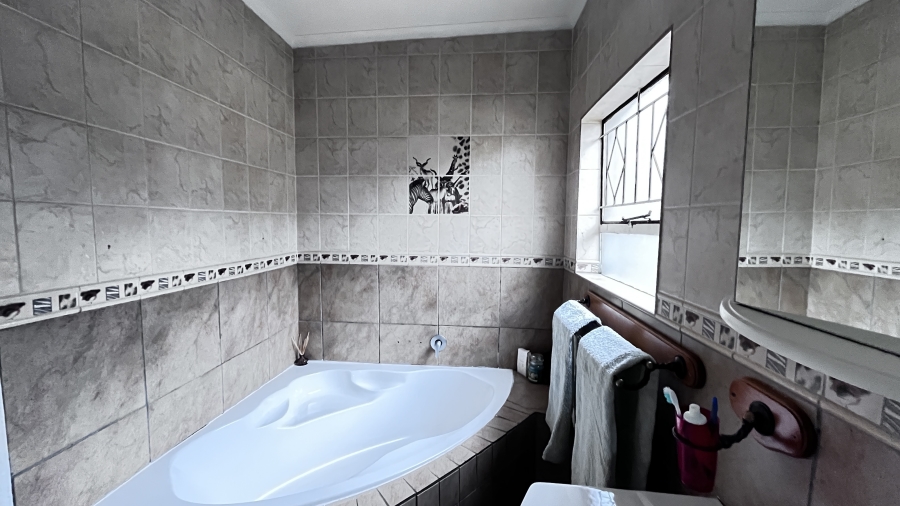 4 Bedroom Property for Sale in Farrarmere Gauteng