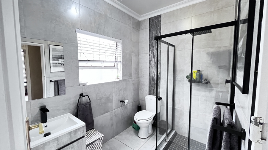 4 Bedroom Property for Sale in Farrarmere Gauteng