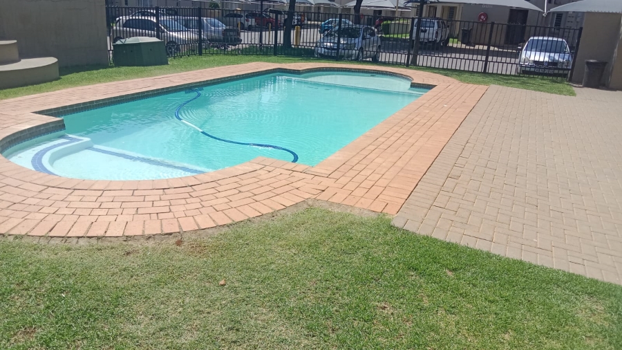 2 Bedroom Property for Sale in Klippoortje Gauteng