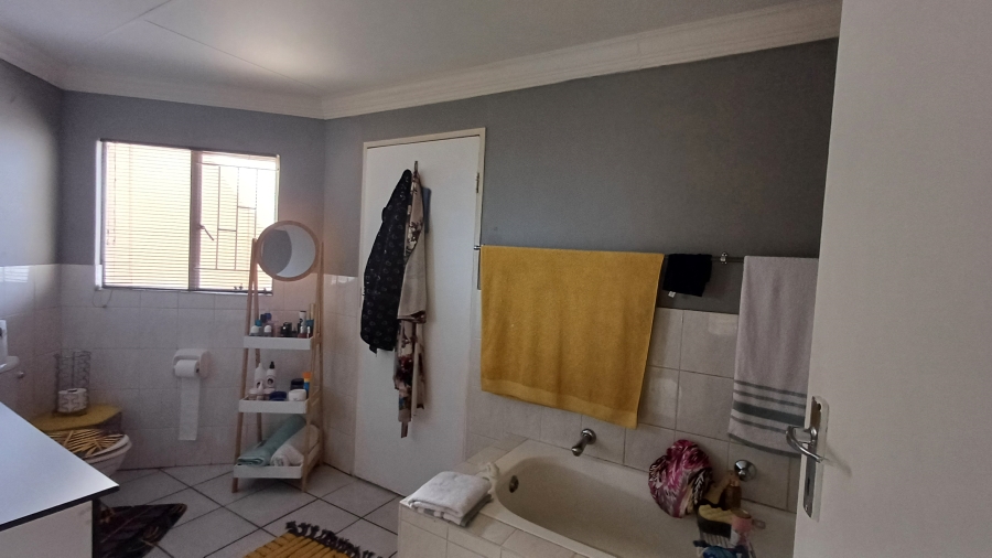 2 Bedroom Property for Sale in Dorandia Gauteng