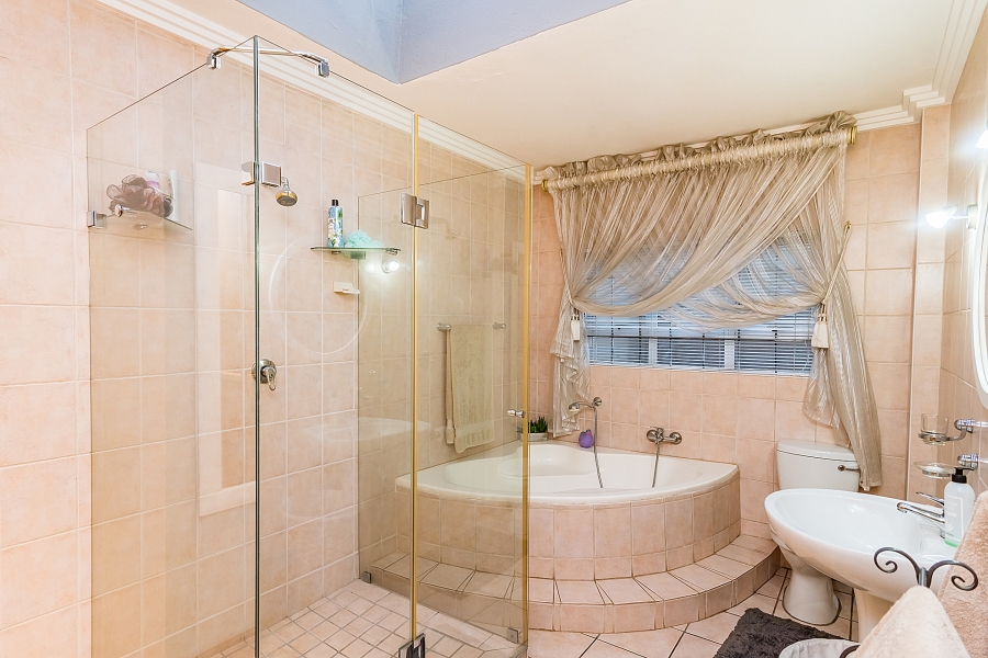 5 Bedroom Property for Sale in Noordheuwel Gauteng