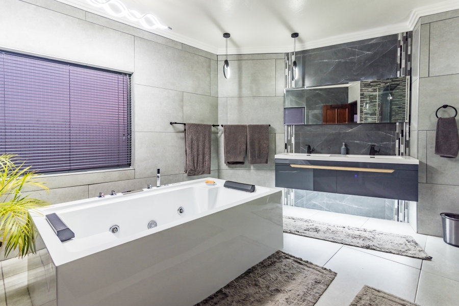 5 Bedroom Property for Sale in Noordheuwel Gauteng