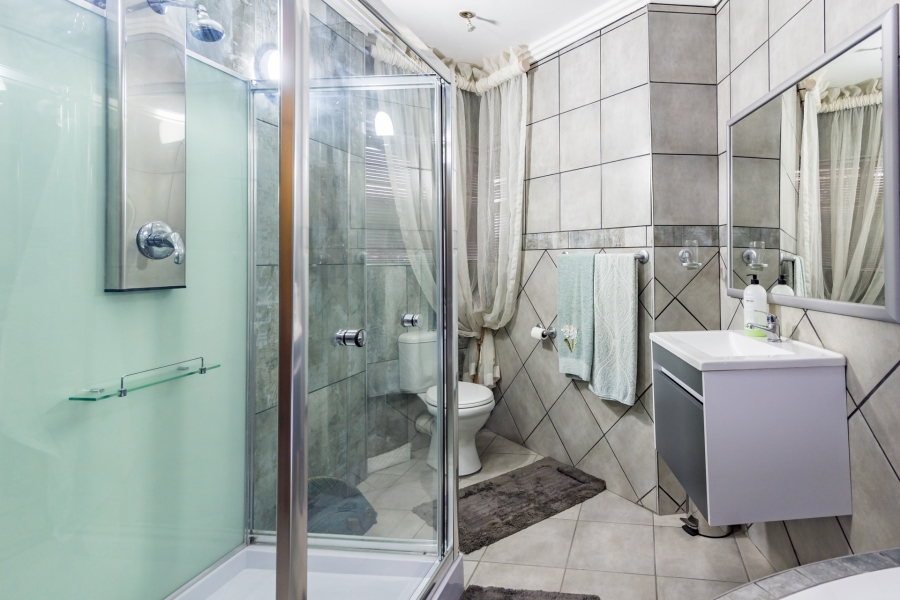 5 Bedroom Property for Sale in Noordheuwel Gauteng