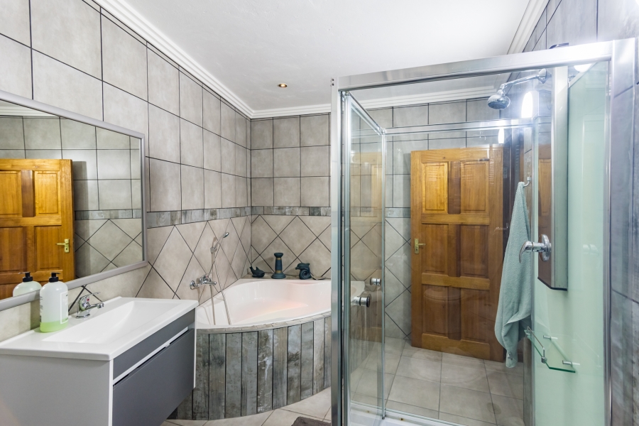 5 Bedroom Property for Sale in Noordheuwel Gauteng