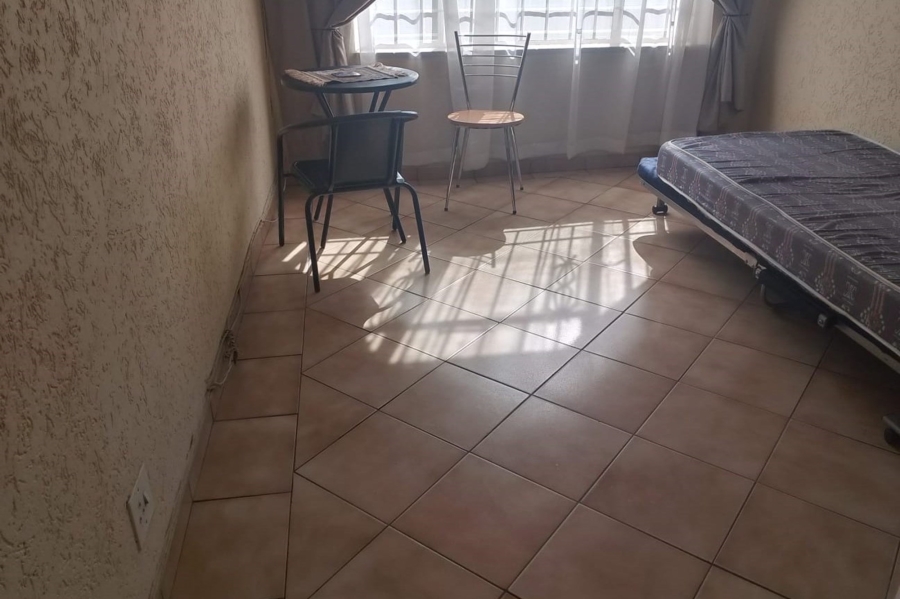 To Let 2 Bedroom Property for Rent in Orlando East Gauteng