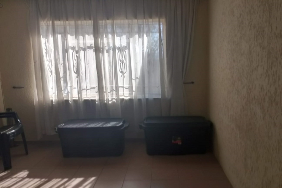 To Let 2 Bedroom Property for Rent in Orlando East Gauteng