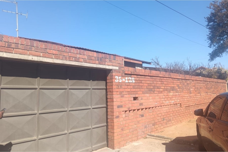 To Let 2 Bedroom Property for Rent in Orlando East Gauteng