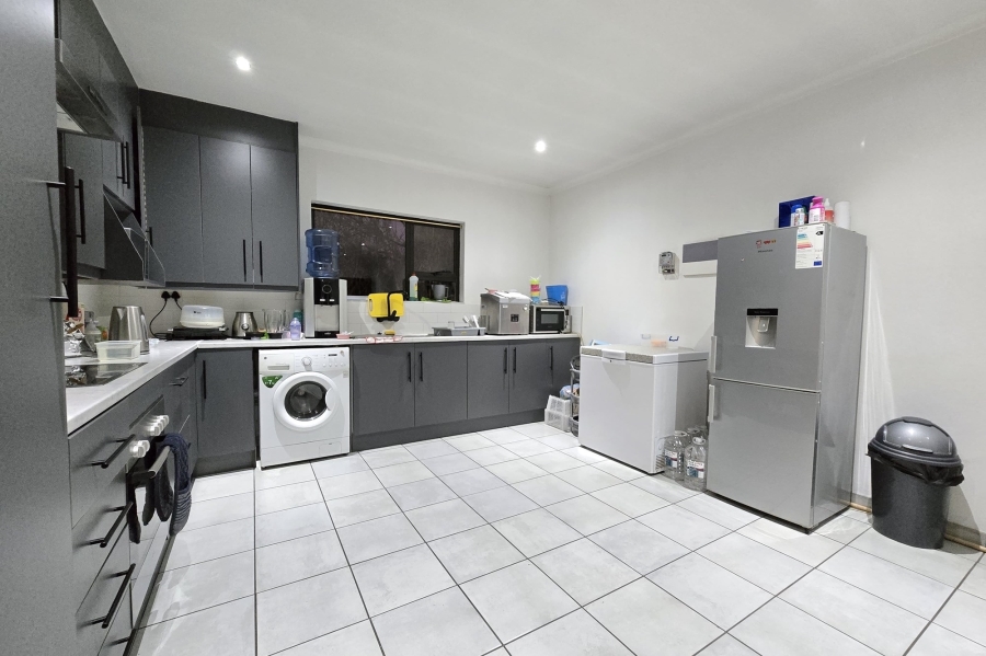 To Let 2 Bedroom Property for Rent in Lakefield Gauteng