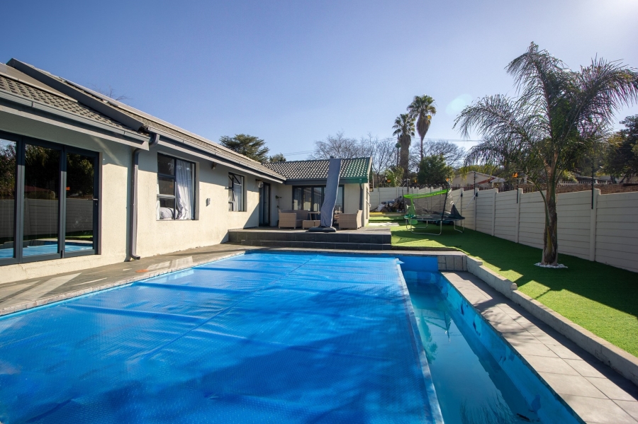 4 Bedroom Property for Sale in Bloubosrand Gauteng