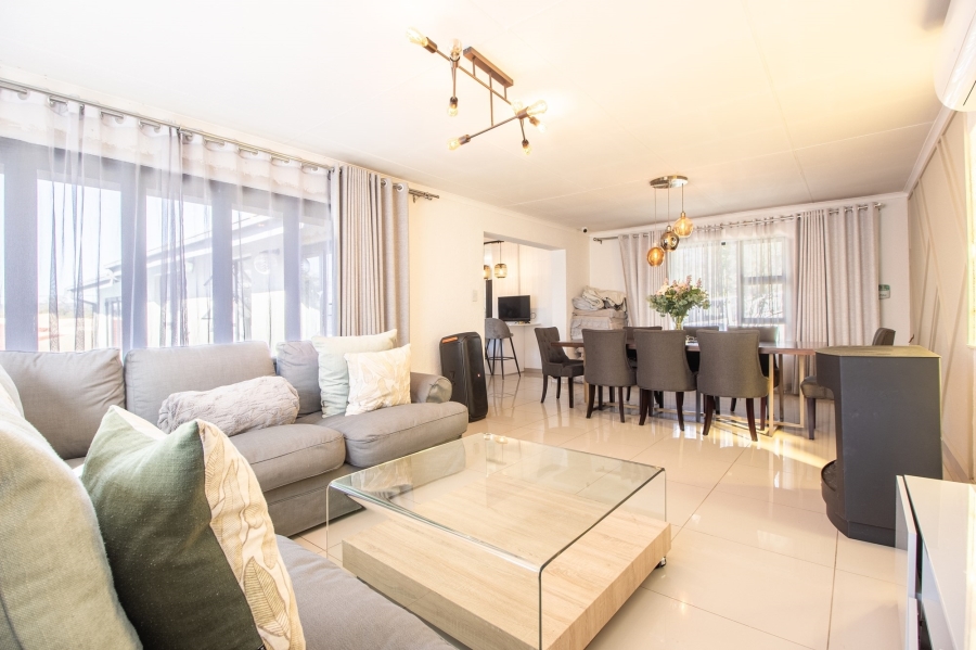 4 Bedroom Property for Sale in Bloubosrand Gauteng