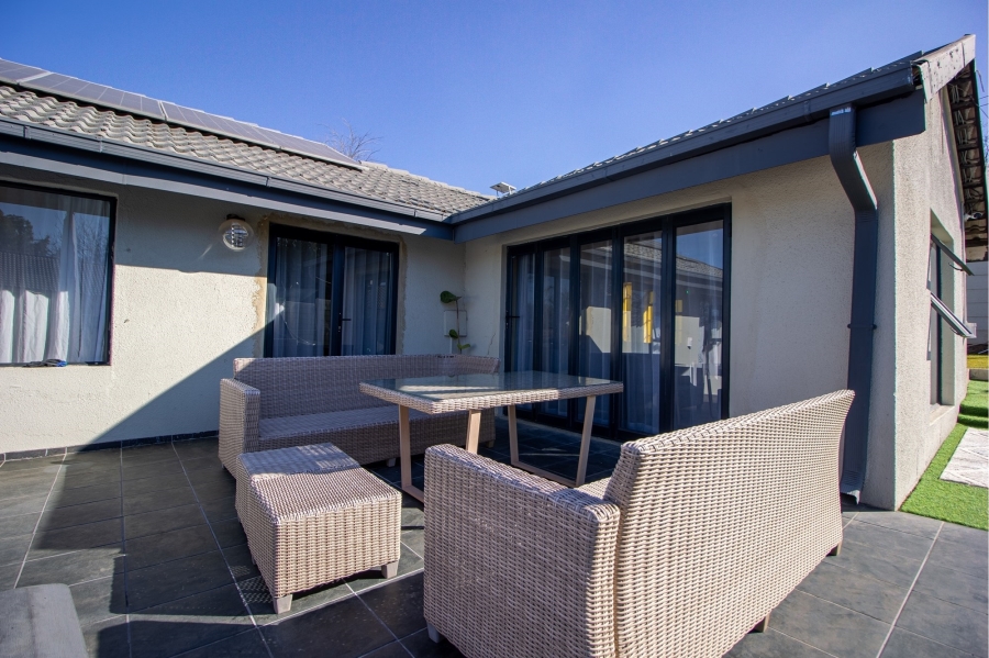 4 Bedroom Property for Sale in Bloubosrand Gauteng