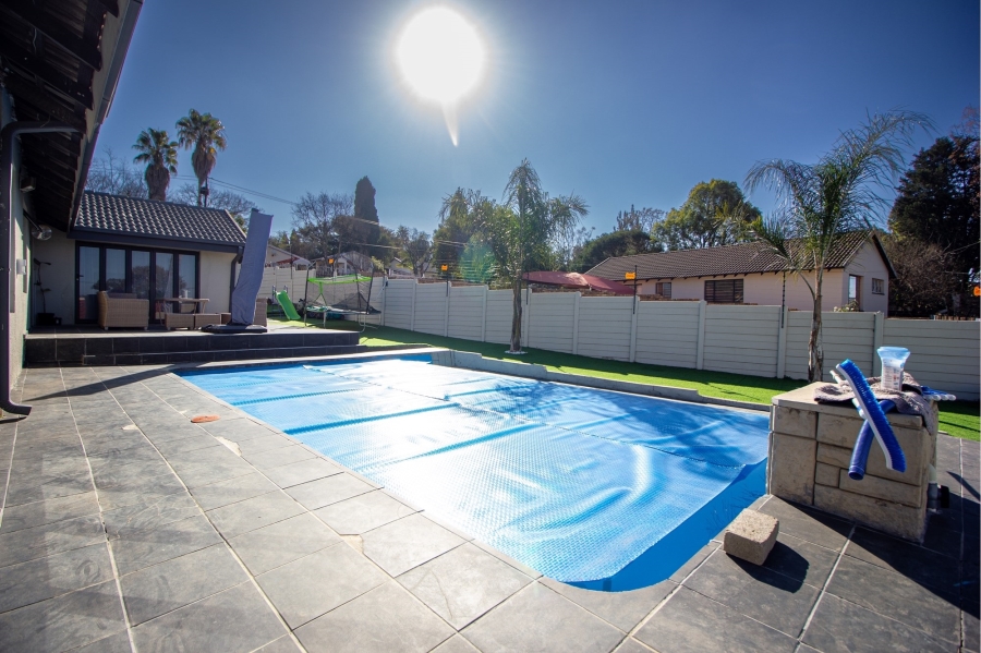 4 Bedroom Property for Sale in Bloubosrand Gauteng