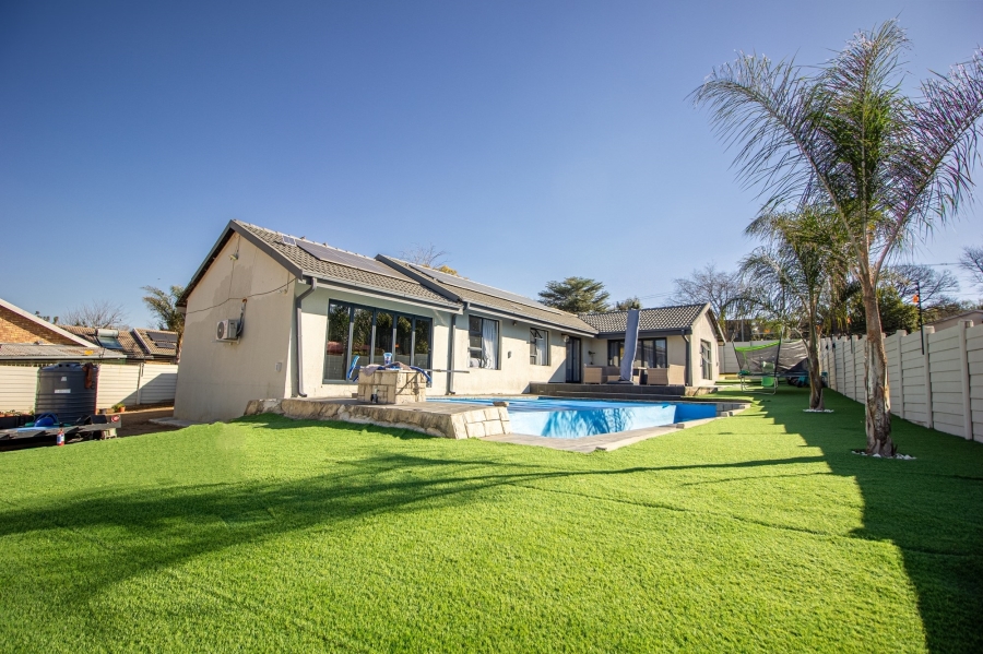 4 Bedroom Property for Sale in Bloubosrand Gauteng