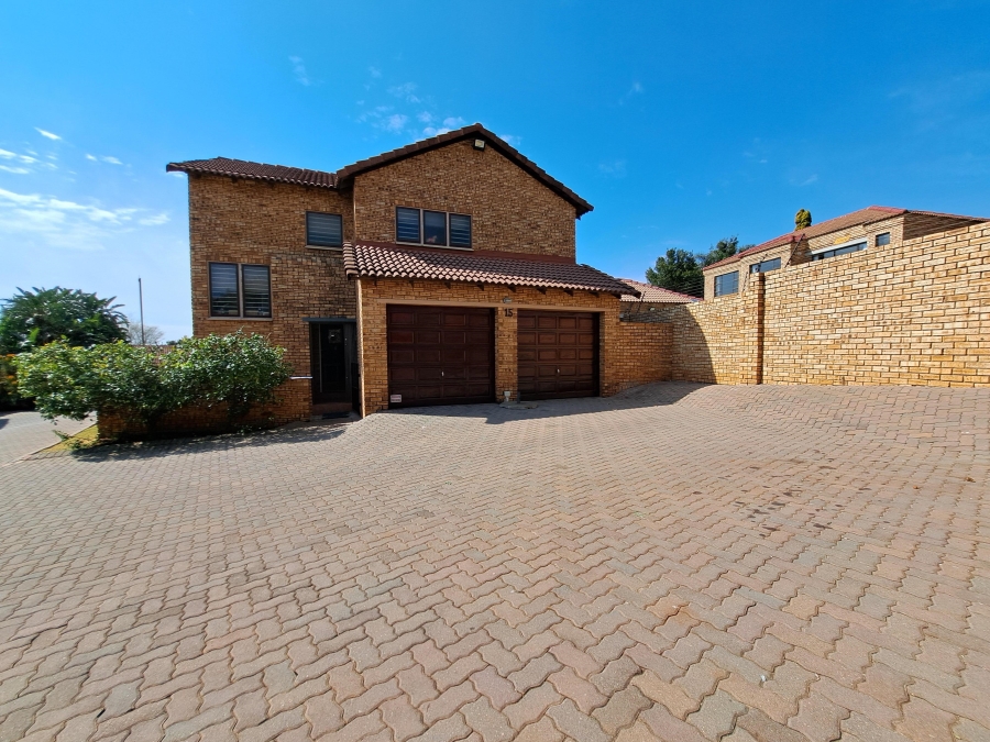 4 Bedroom Property for Sale in Ruimsig Gauteng