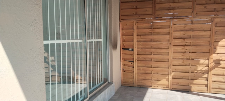To Let 2 Bedroom Property for Rent in Wilro Park Gauteng