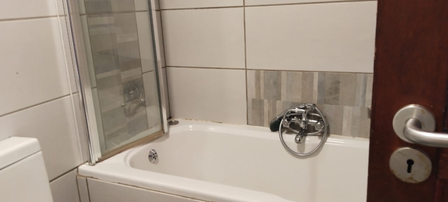 To Let 2 Bedroom Property for Rent in Wilro Park Gauteng