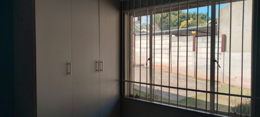 To Let 2 Bedroom Property for Rent in Wilro Park Gauteng