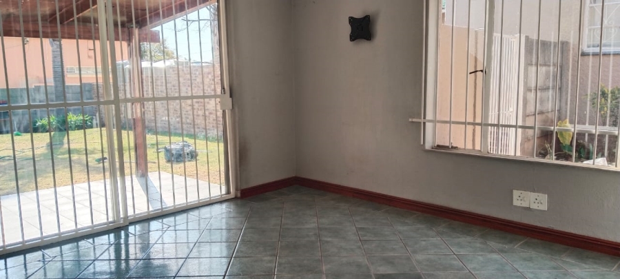 To Let 2 Bedroom Property for Rent in Wilro Park Gauteng