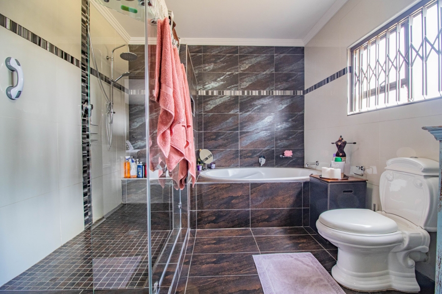 6 Bedroom Property for Sale in Blue Saddle Ranches Gauteng