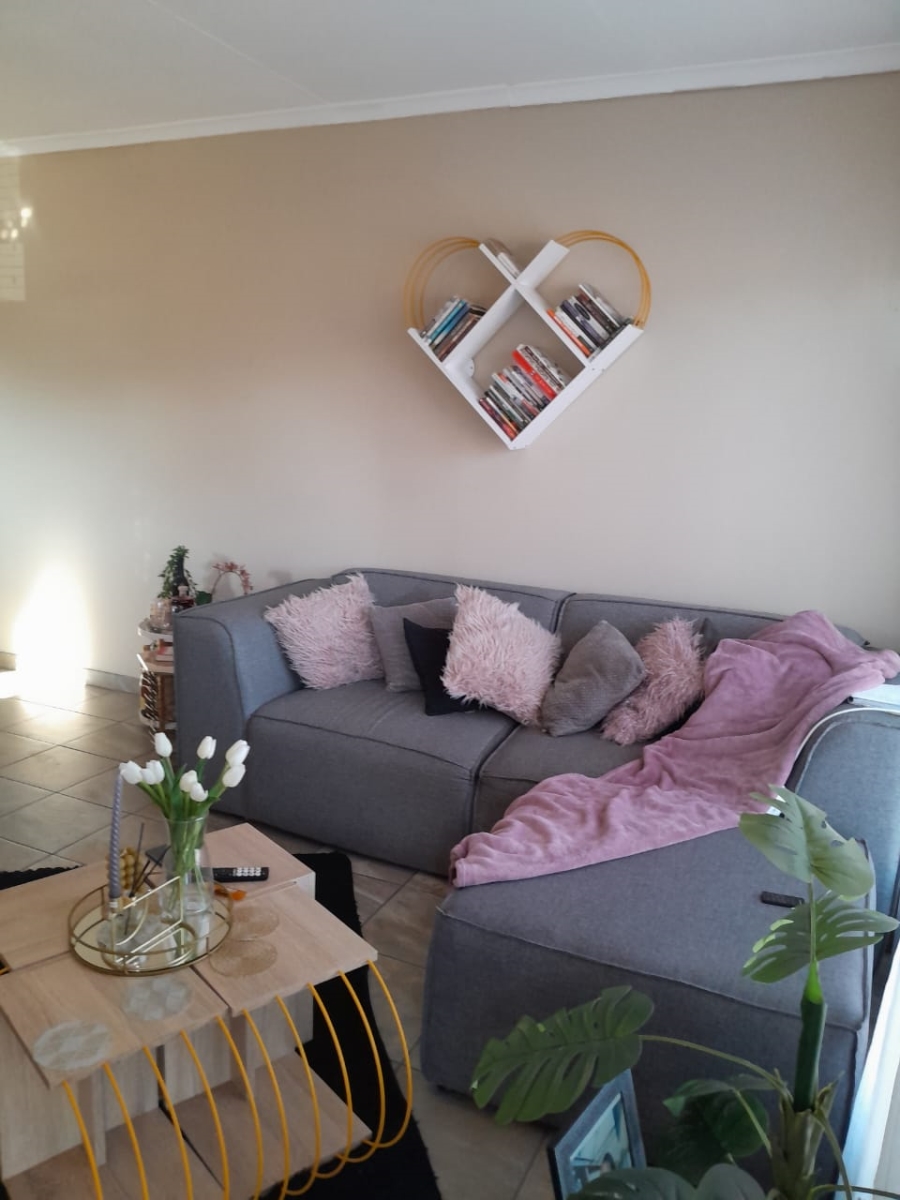 1 Bedroom Property for Sale in Mulbarton Gauteng