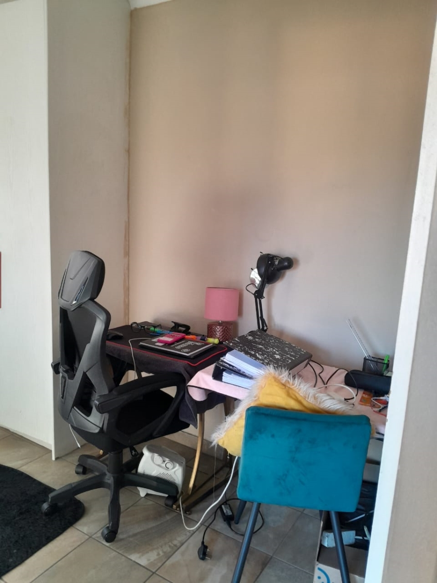 1 Bedroom Property for Sale in Mulbarton Gauteng