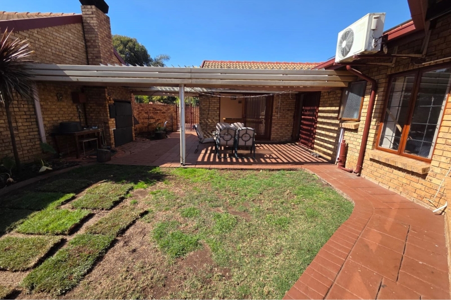 3 Bedroom Property for Sale in Eldoraigne Gauteng